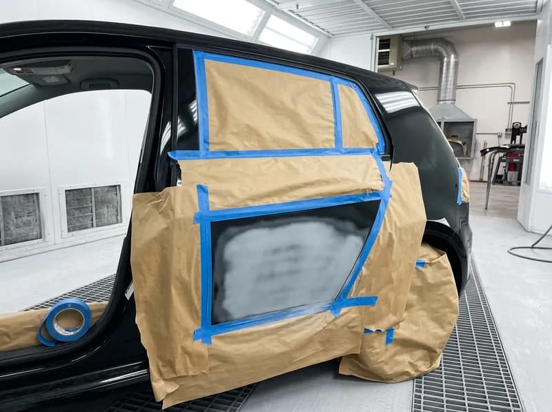 Uma porta tapada com papel e fita antes da pintura